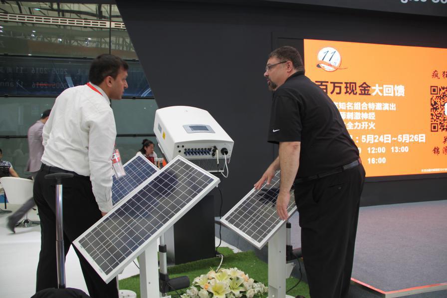 2016snec展会锦浪客户交谈.jpg