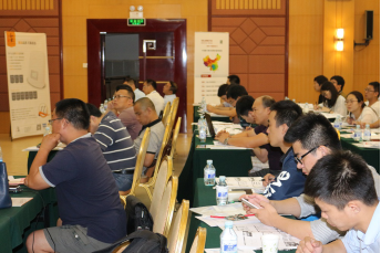 锦浪光伏培训学员们在学习.png